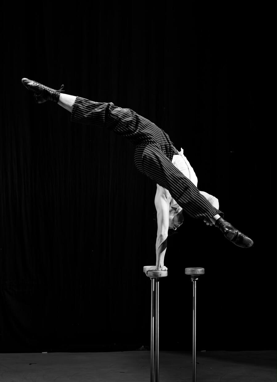 Tamzen Moulding handstand