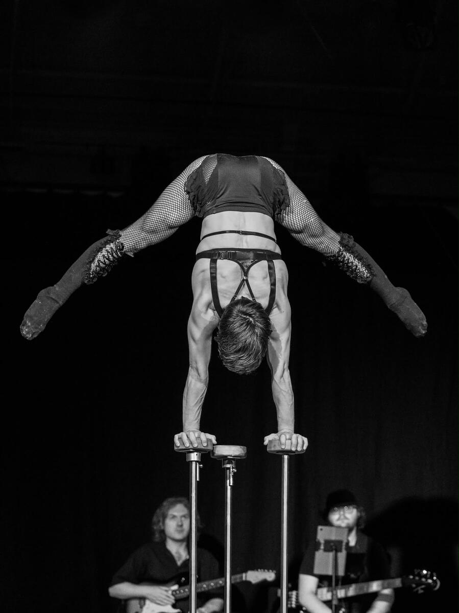 Tamzen Moulding handstand